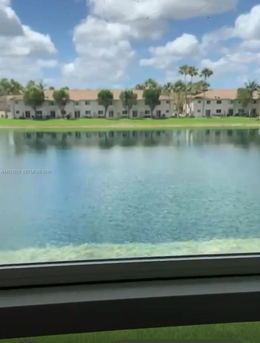 Venetia Gardens Condo — Photo 2
