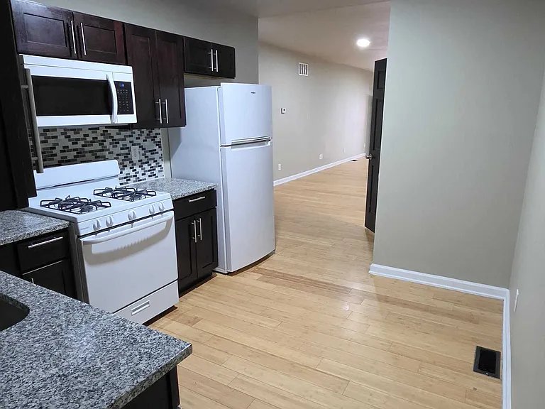 2405 Francis St — Photo 3