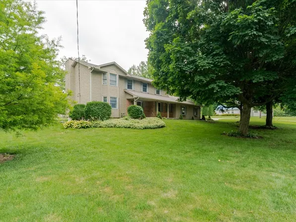 201 N Broadway St, Hudson, IL 61748