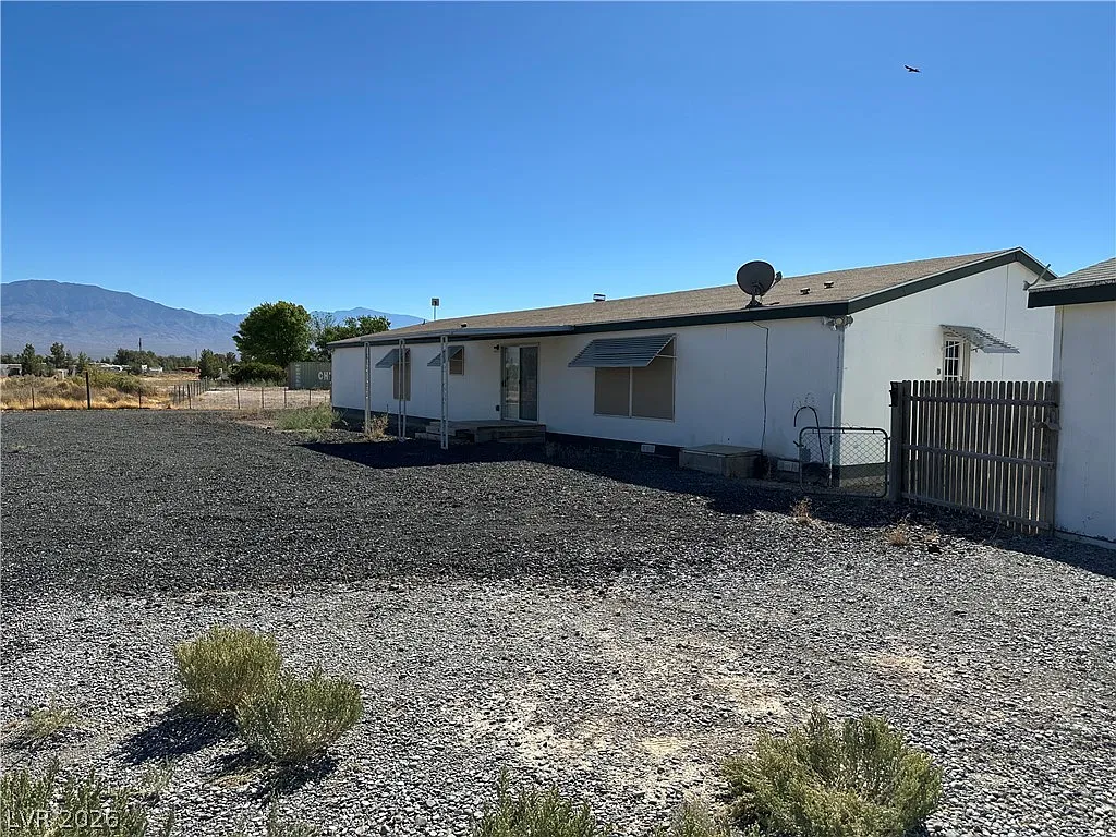 4 bed, 3.0 bath, 2372 sqft, $2,000 — Photo 3