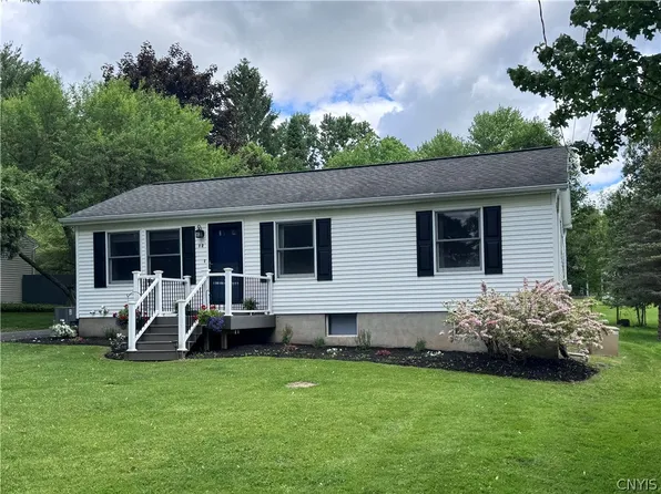 12 Artillery Ln, Baldwinsville, NY 13027