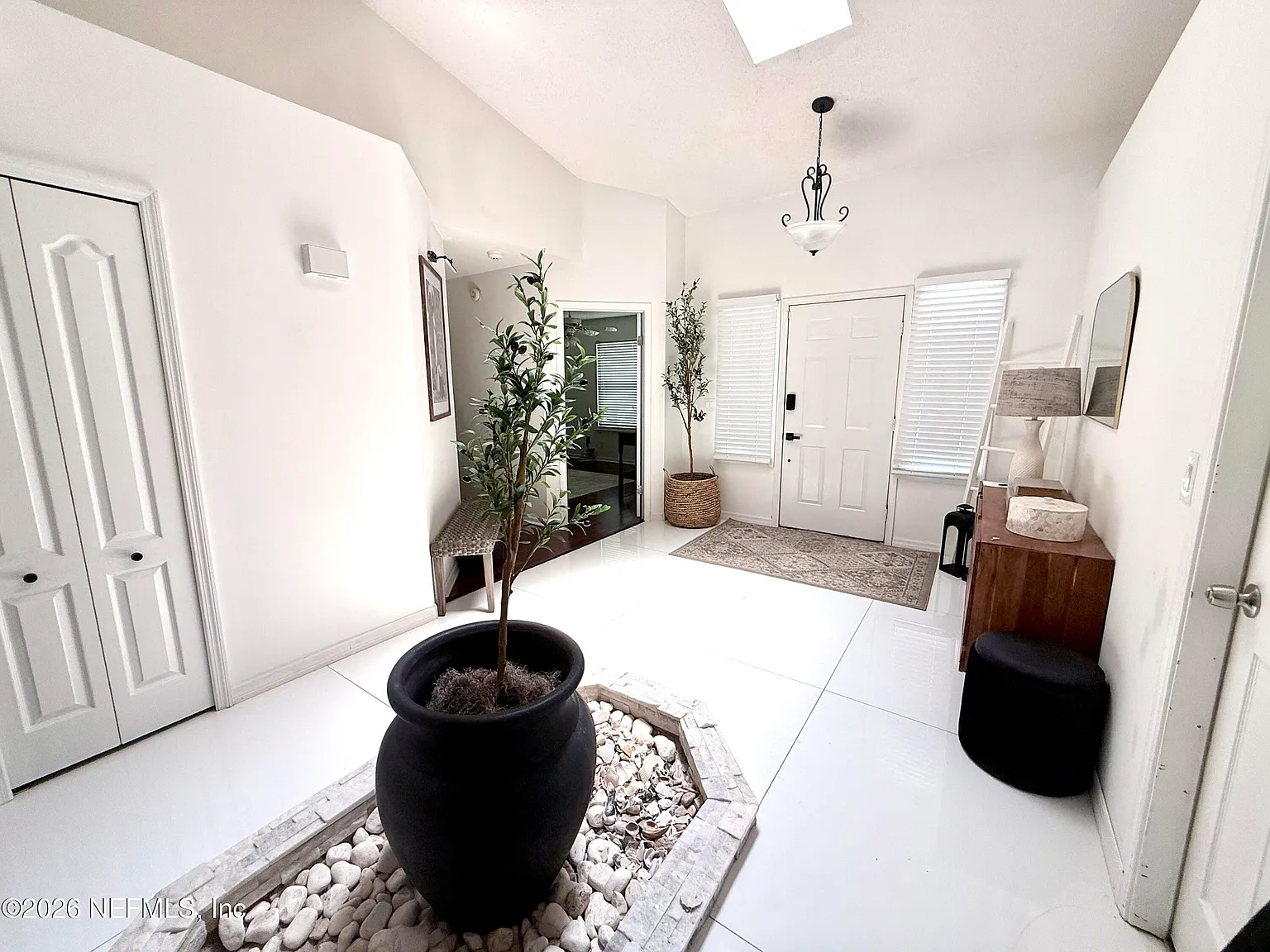 3 bed, 2.0 bath, 1744 sqft, $2,400 — Photo 2