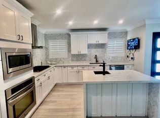 22135 Vanowen St, Canoga Park, CA 91303