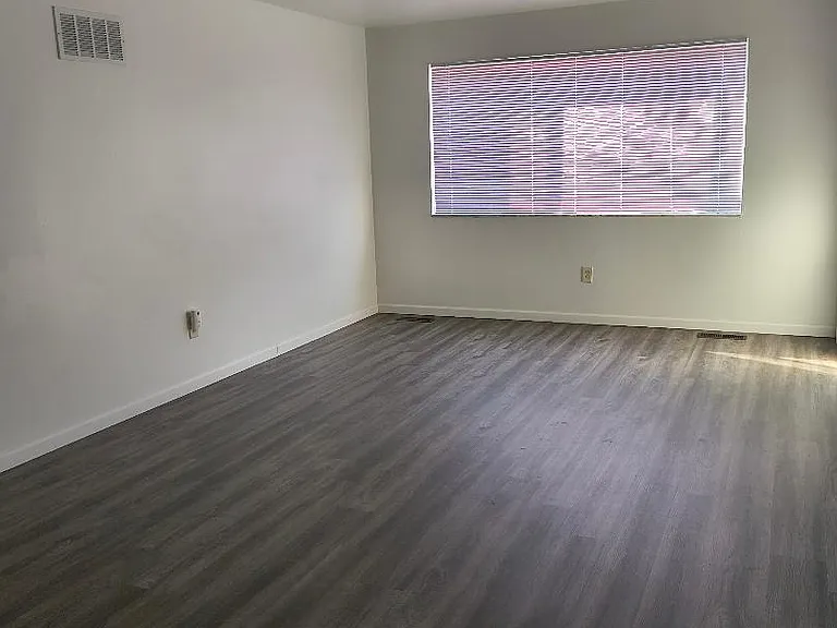 Bruno Garden Apartments — Photo 3