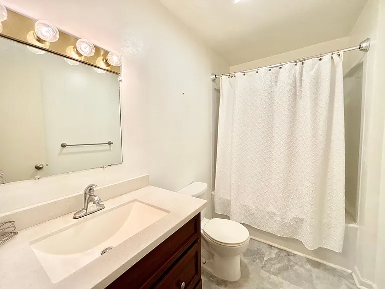 530 Louisa St — Photo 6