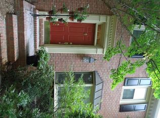 121 Weatherburne Dr, Roswell, GA 30076