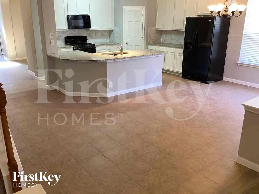 4 bed, 2.5 bath, 3133 sqft, $2,305 — Photo 4
