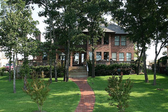 1st image of 110 Lakeside Ct