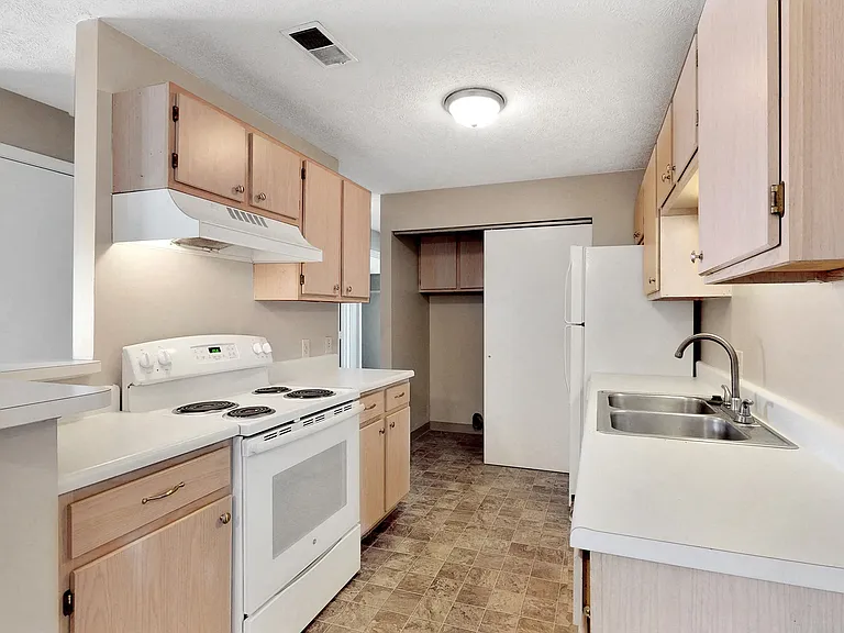 Cambridge Apartments — Photo 37