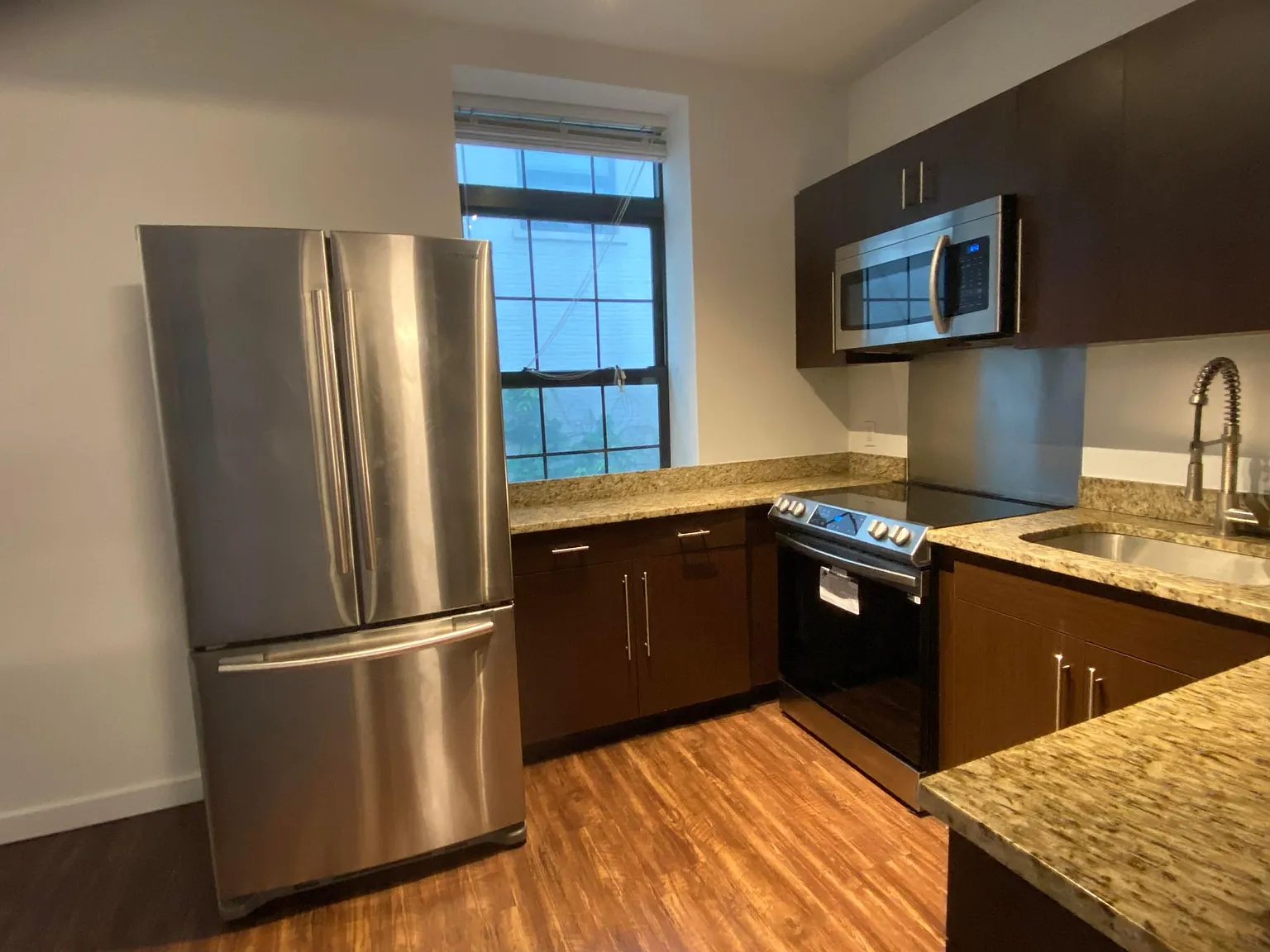 2 bed, 1000 sqft, $3,350 — Photo 2