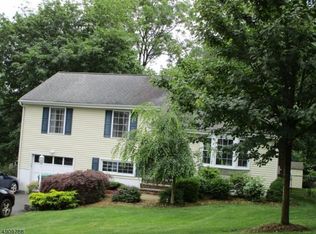 8 Appletree Ln, Morris Plains, NJ 07950