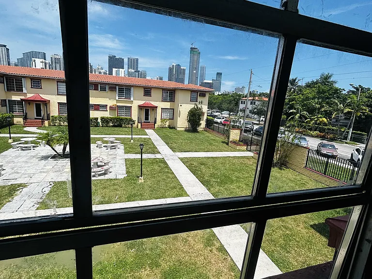 661 SW 11th St #23W — Photo 9