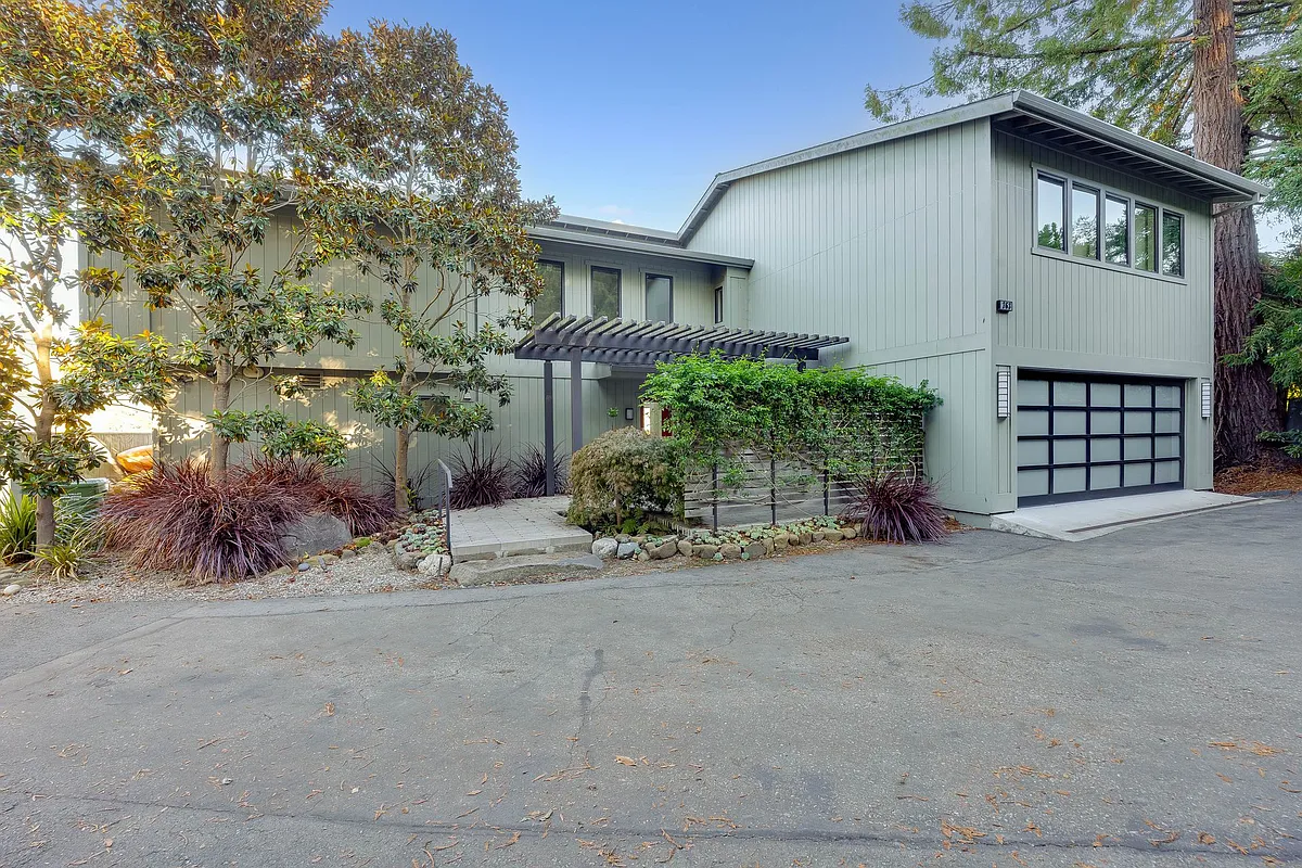 Building Photo - 363 E Strawberry Dr