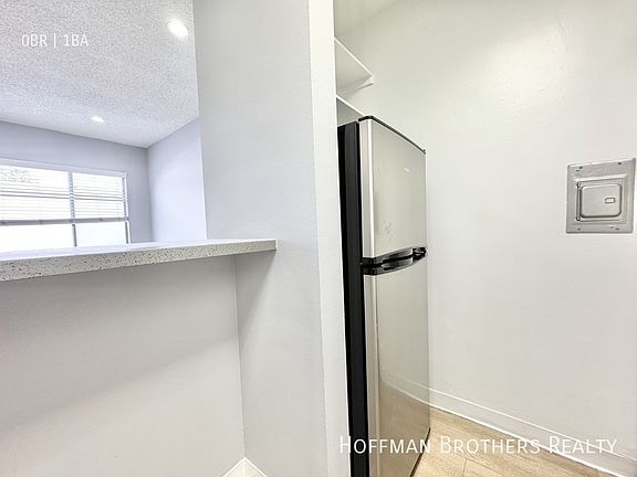 3rd image of 12309 Burbank Blvd APT 6