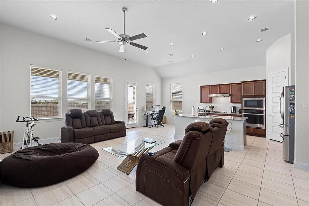 3 bed, 2.0 bath, 1984 sqft, $2,400 — Photo 2