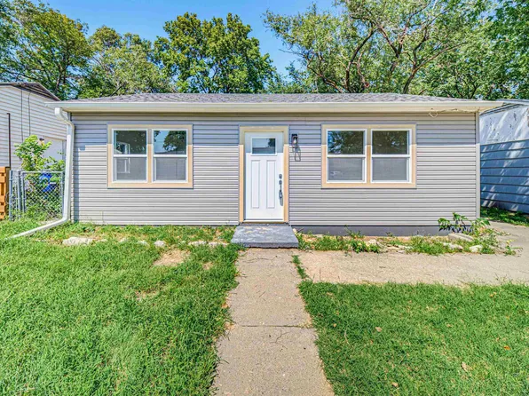 212 E 17th St, Junction City, KS 66441