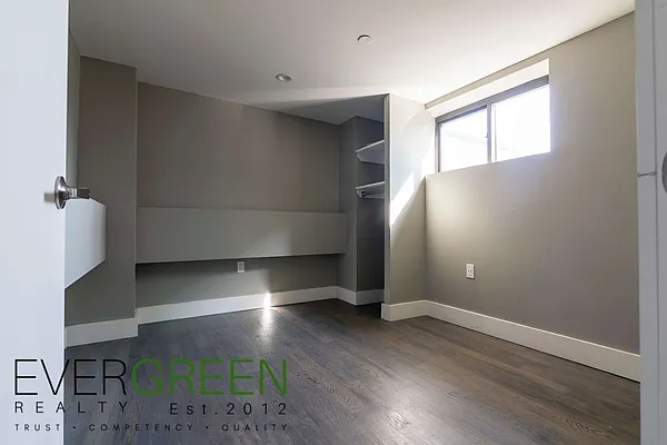 Rented by Evergreen Apartments BK | media 22