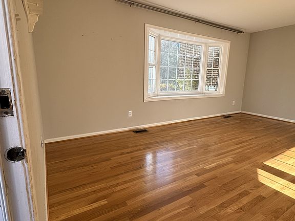 4th image of 1111 Collington Dr