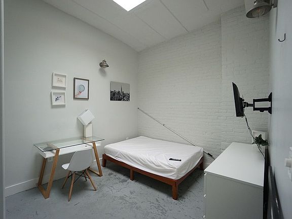 3rd image of 619 Hancock St #6L