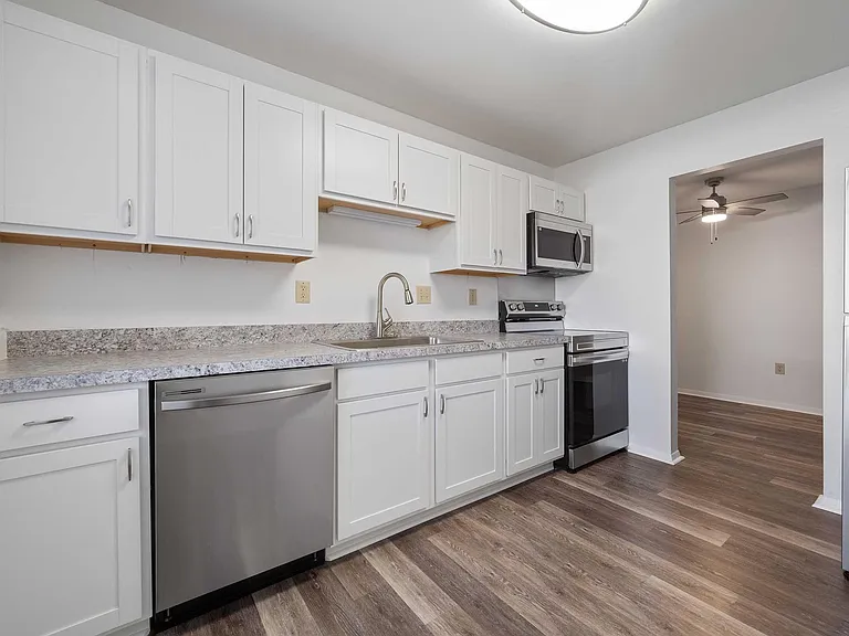 Foxridge Apartment Homes — Photo 192