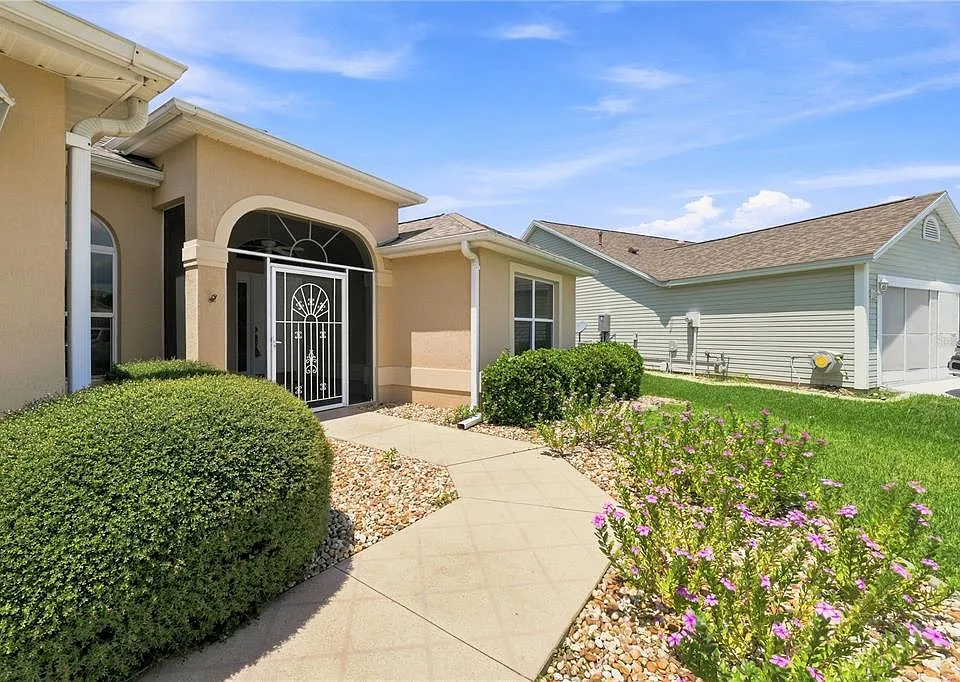 1304 De La Garza Pl