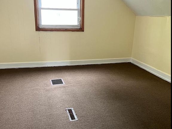 2nd image of 264 Roslyn St #1
