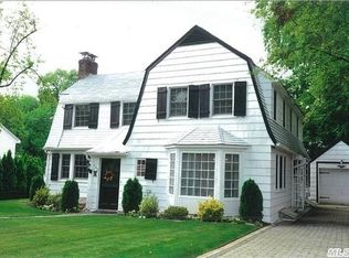 125 Park Ln, Douglaston, NY 11363