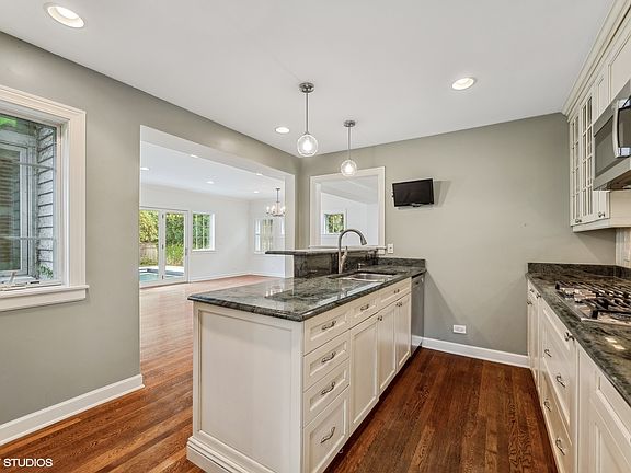 5th image of 337 Flora Pl