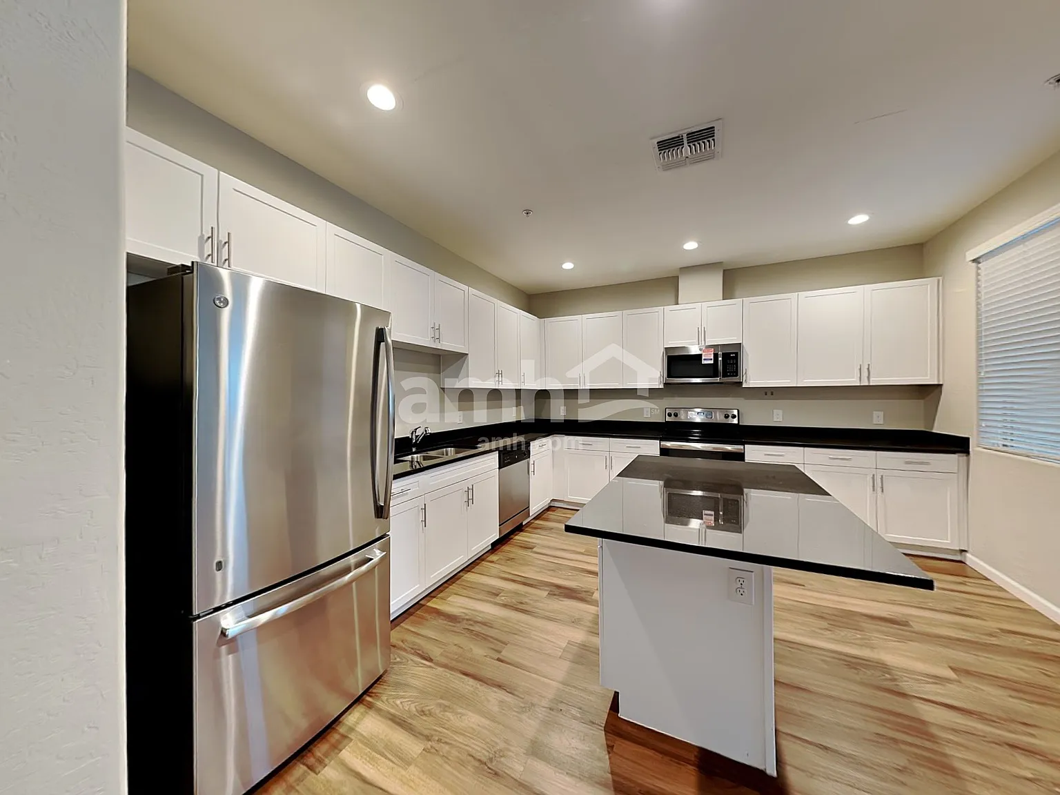 3 bed, 2.5 bath, 2077 sqft, $1,890 — Photo 4