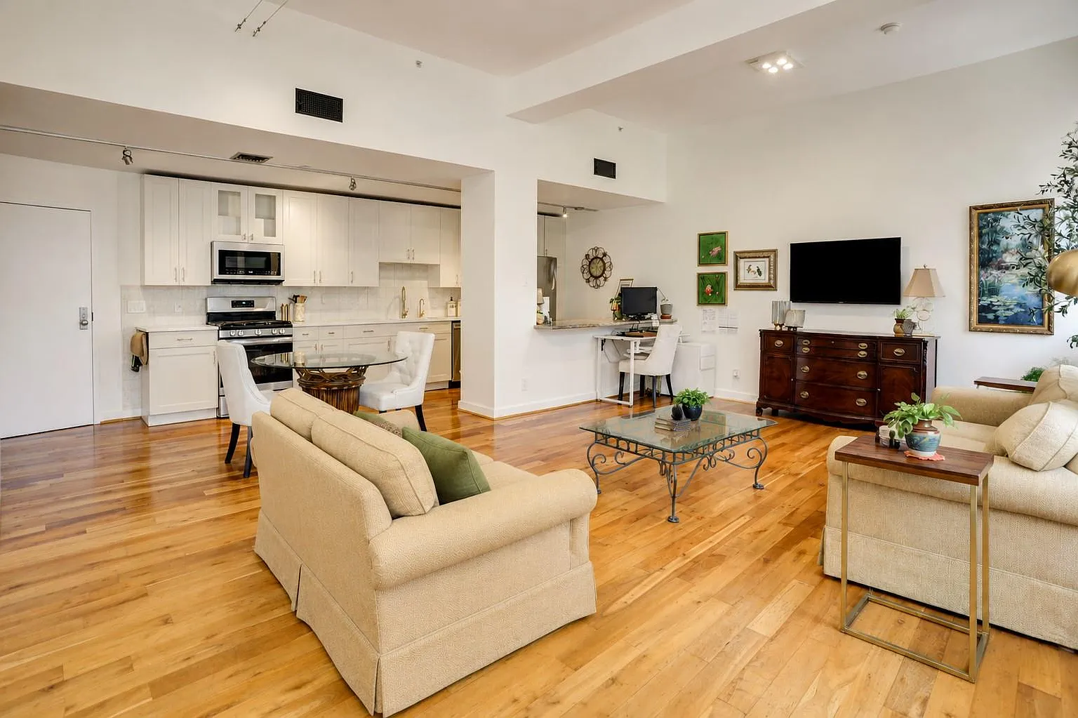 1 bed, 1.0 bath, 886 sqft, $2,200 — Photo 4