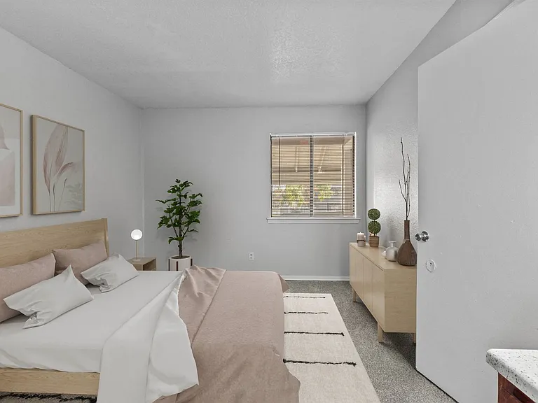 Silver Springs Apartments — Photo 13