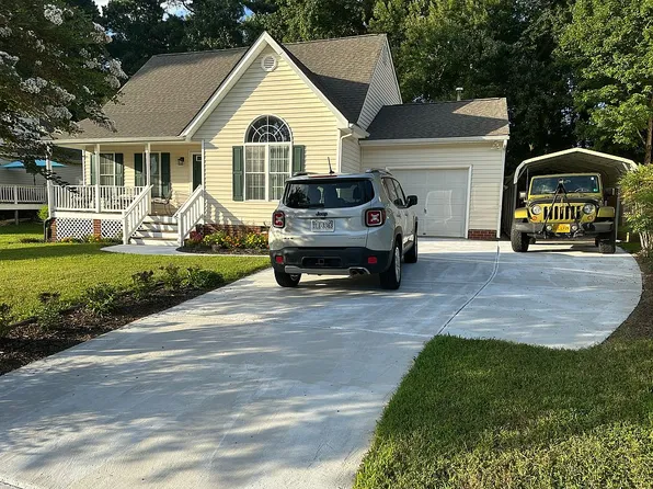 3020 Chartwood Dr, Sandston, VA 23150