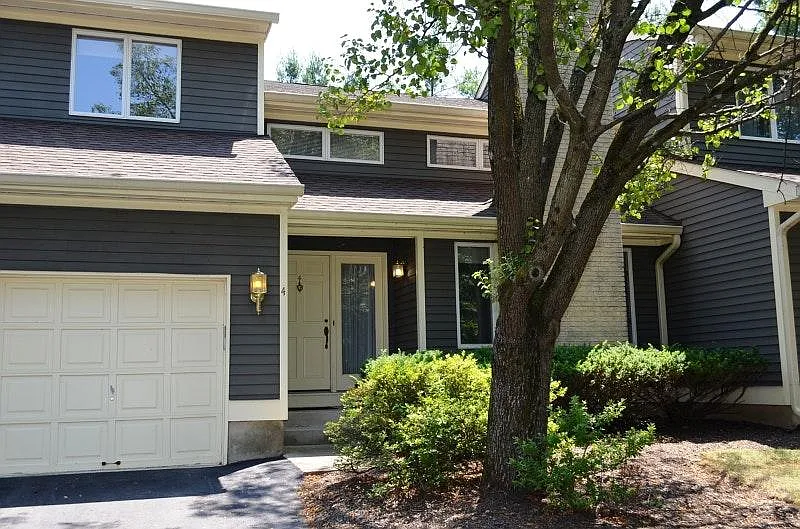 4 Greenbriar Ln