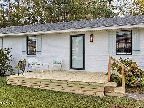 3rd image of 1007 N Yaupon Terrace