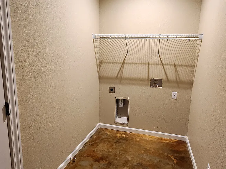 2203 Everett Dr — Photo 11