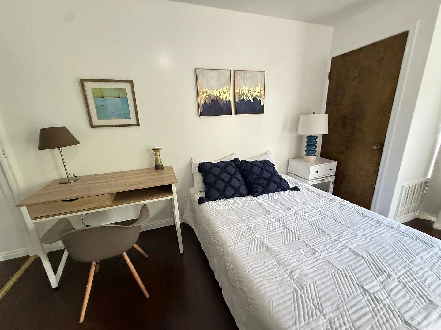 Spacious Modern-Style Furnished Private Guy Room Floor to Ceiling windows - 3 block from U campus — Photo 3