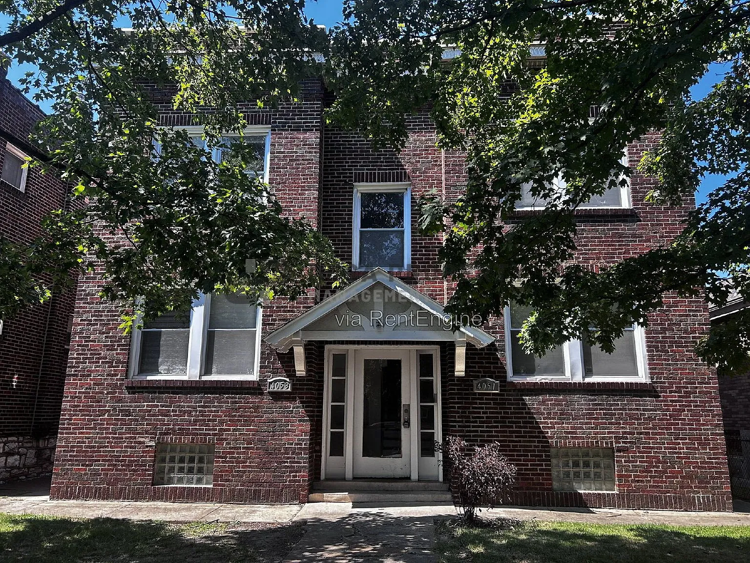2 bed, 1.0 bath, 1082 sqft, $1,050 — Photo 1