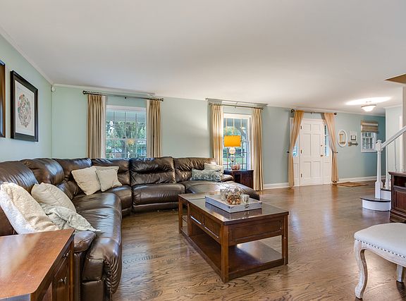 3rd image of 927 N Hedgewood Dr