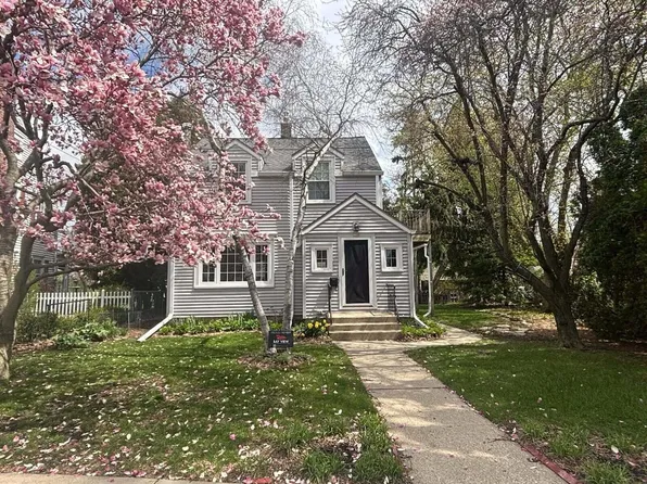 358 E Gauer CIRCLE, Milwaukee, WI 53207