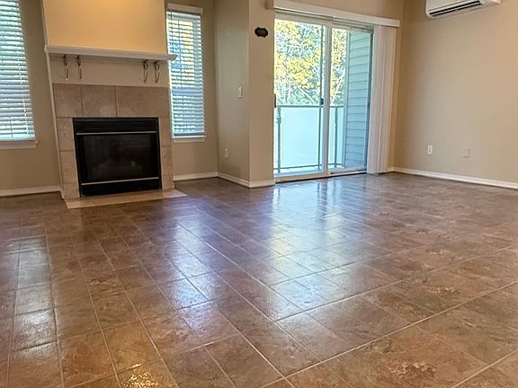 3rd image of 12549 Roosevelt Way NE APT 4