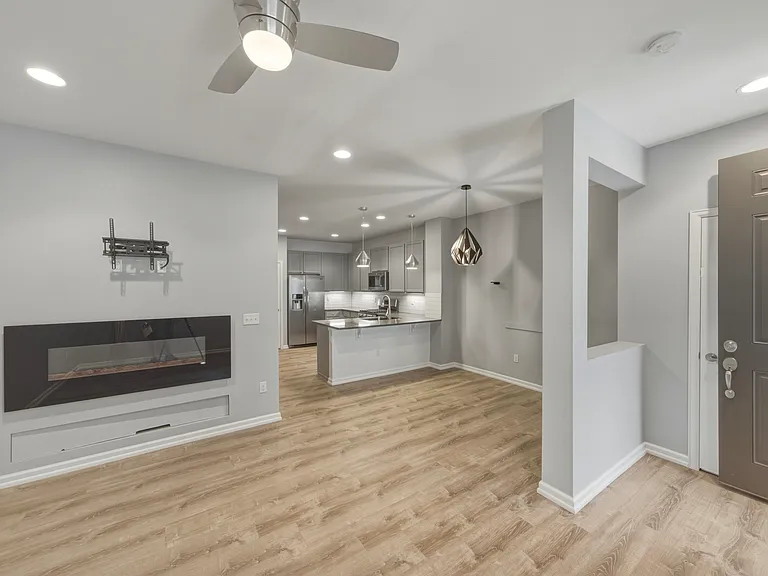 562 E Dry Creek Pl — Photo 2