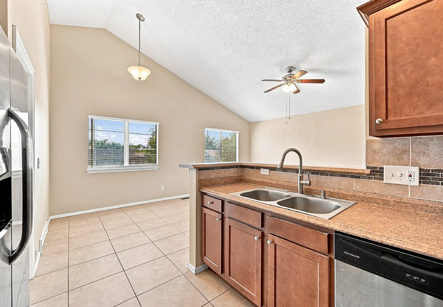 3 bed, 3.0 bath, 1758 sqft, $2,146 — Photo 3
