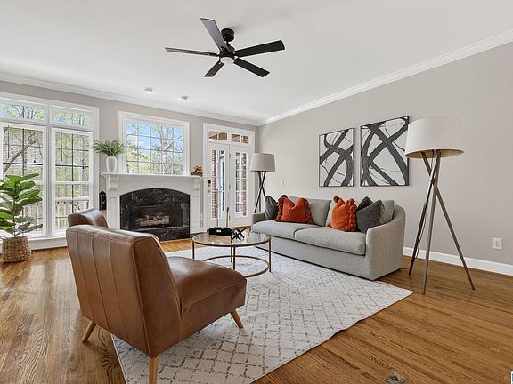 3rd image of 133 Windsor Cir