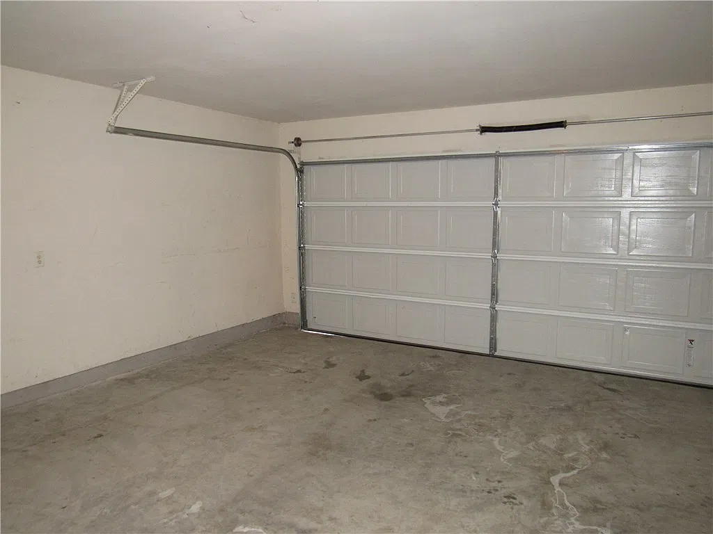 Spacious 4/2.5/2 two story home! — Photo 3
