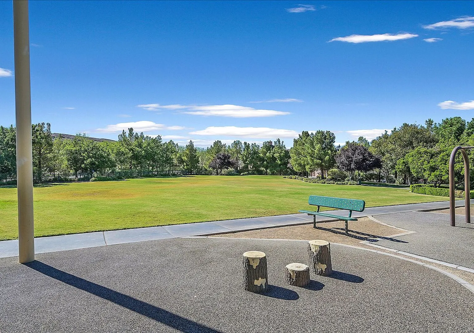 Great 2 story home with sparkling pool, located inside Guard Gated Southern Highlands! — Photo 3