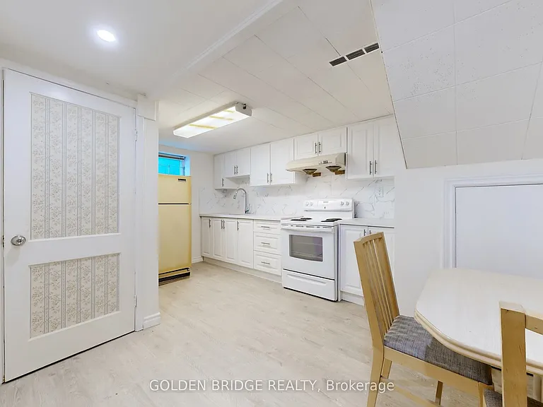 438 Centre St E — Photo 24