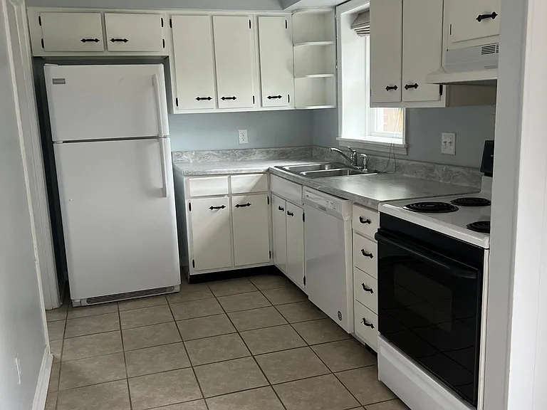 3437 Malabu Cir #B — Photo 11