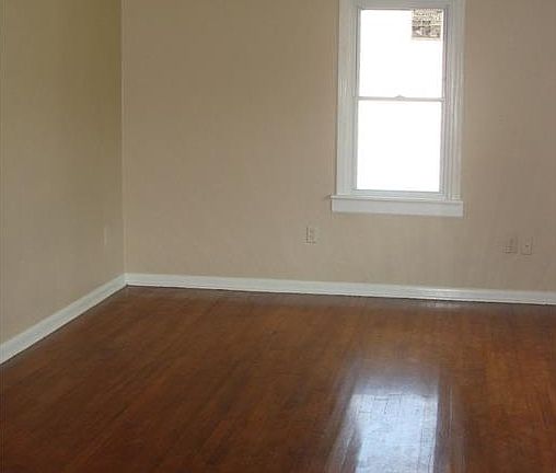 3rd image of 170 Montgomery Ave
