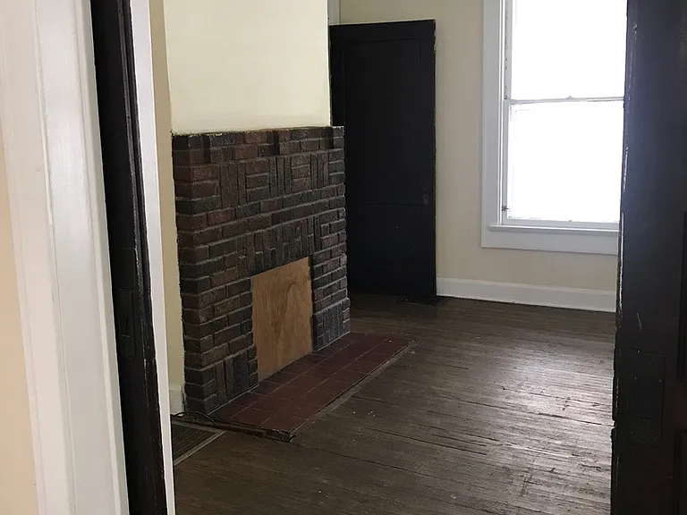 424 E 6th St — Photo 5