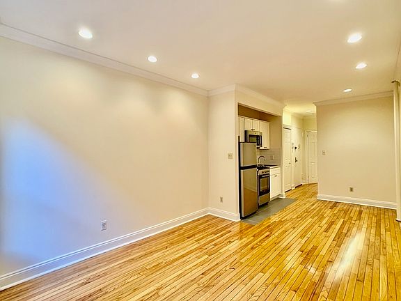 3rd image of 326 E 34th St #B3r